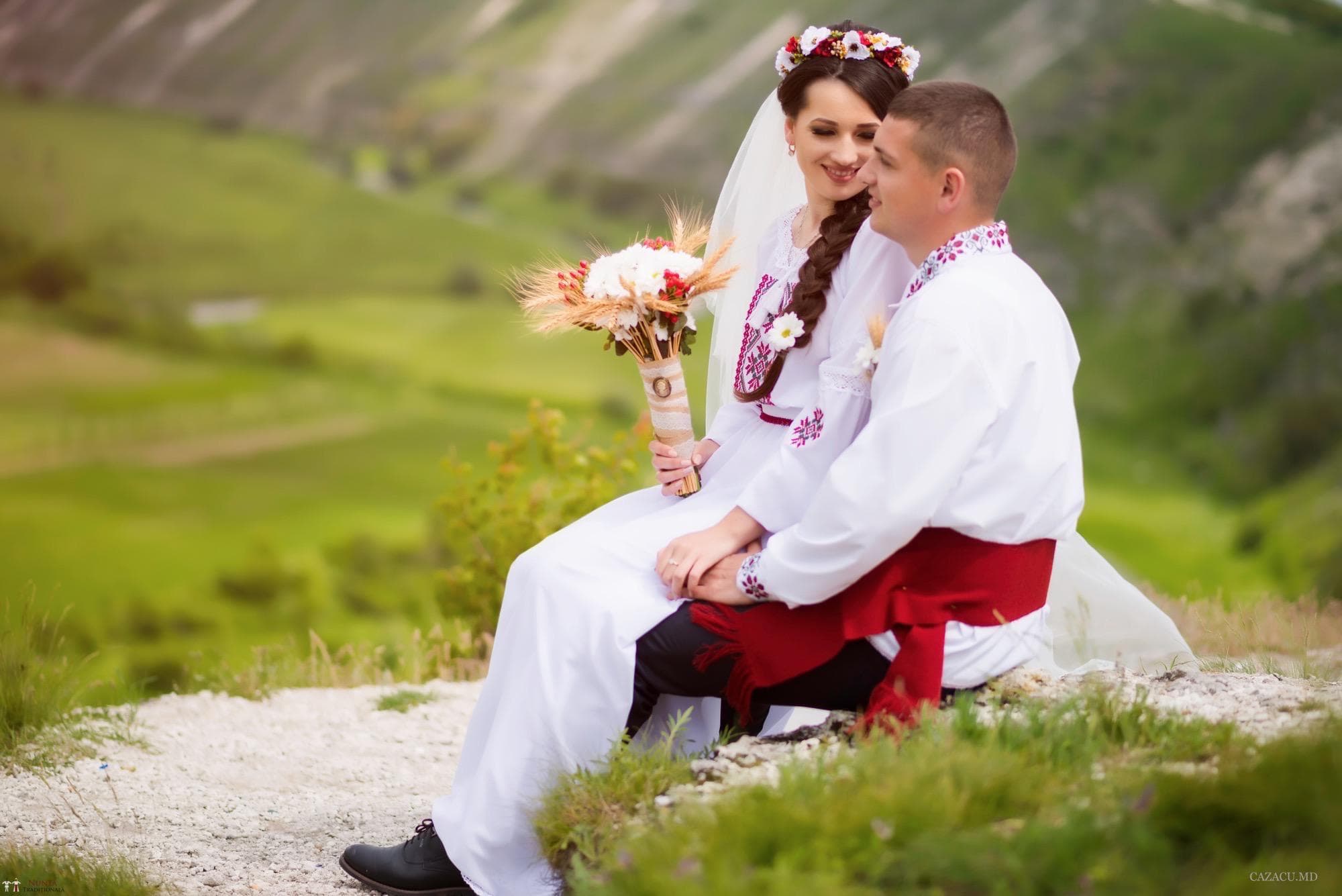 Miri în costume tradiționale moldovenești